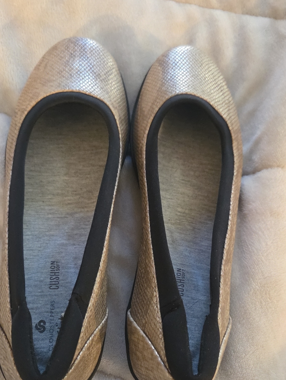 🐢 Clarks Cloudsteppers Ayla Low Flats Taupe Shimmer Snakeskin Size 9